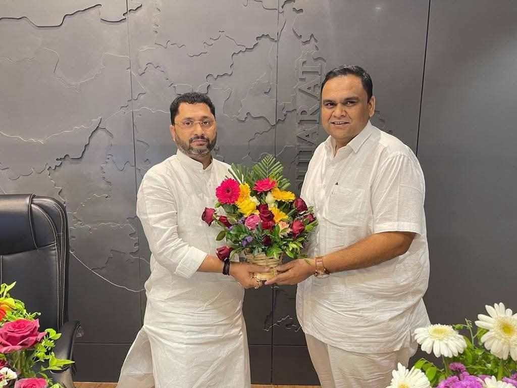 તા.૨૧-૦૪-૨૦૨૫ ના રોજ બારડોલીના લોકલાડીલા એવા ધારાસભ્ય ઇશ્વરભાઇ પરમાર સાહેબે સુરત જિલ્લા ભાજપ મહામંત્રી જીગરભાઈ નાયકને જન્મદિવસની શુભકામનાઓ પાઠવી.